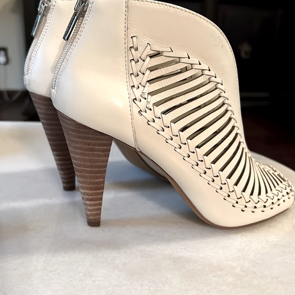 Vince Camuto Cutout Peep Toe Off White Leather Booties 3.75” Heels Size 7 M - Picture 8 of 9